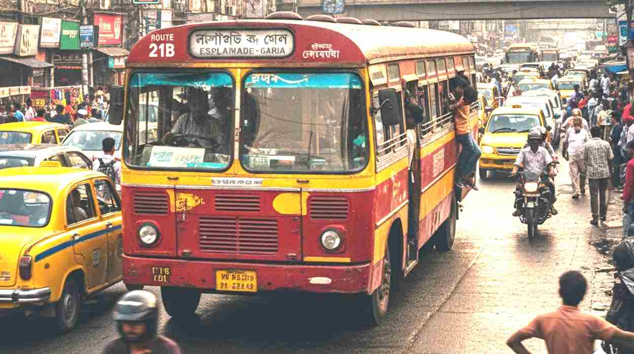 স্লিপার বাস, ইমারজেন্সি এক্সিট, যাত্রী সুরক্ষা, বাস নিরাপত্তা, সরকারি নিয়ম, পরিবহন সংবাদ, ট্রান্সপোর্ট আপডেট, আধুনিক বাস, নিরাপত্তা ব্যবস্থা, ট্র্যাভেল নিউজ